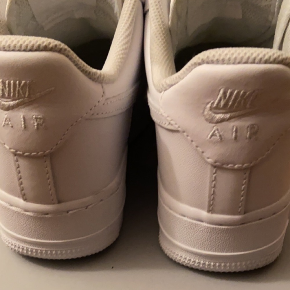 WOMEN AIR FORCE ONE SIZE 7.5 CONDITION OF BOX GOOD AS NEW SNEAKERS WORE ONCE
